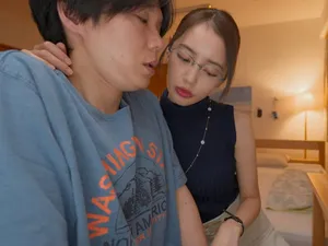 ở nhà làm bài tập cũng không yên với nhỏ bạn thân chuyên “chăn chuối”
