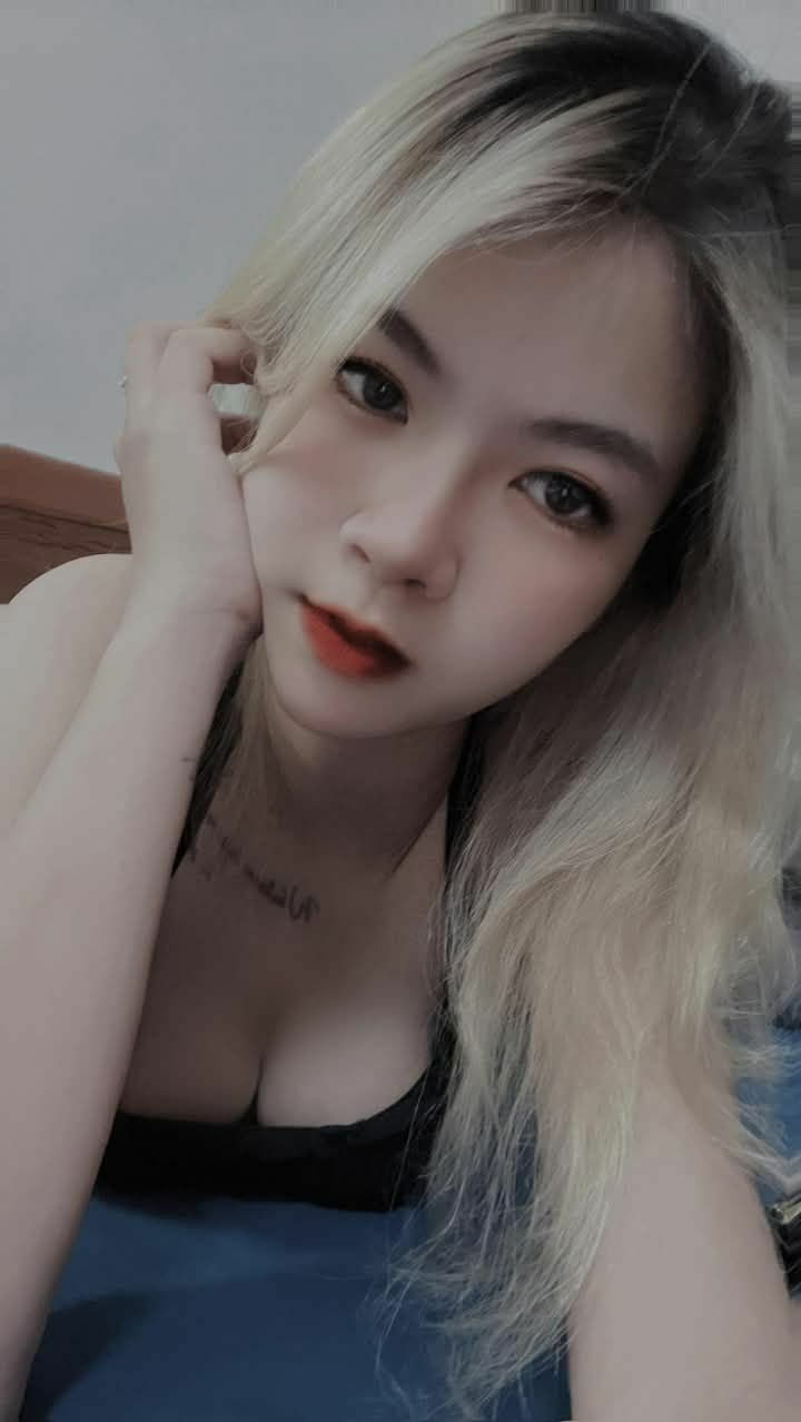 Tôi không thể chịu được trước vú của nhân tình ngày càng to và không mặc áo ngực